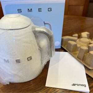 SMEG Electric Kettle Retro-Style, 7 cups/57 oz, white/stainless steel, NIB